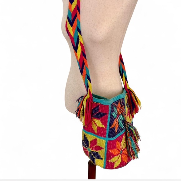 Wayuu Colombian Colorful handmade crossbody bag - Picture 2 of 4